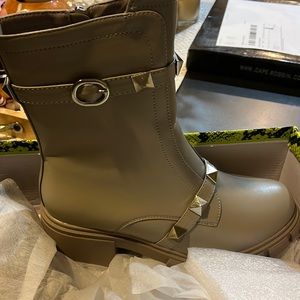 NWT Sz 7 Cape Robbin Grey Yuri Womens Boots